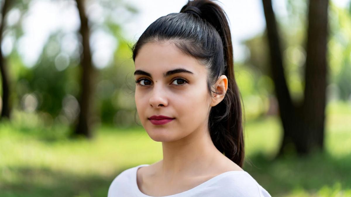 Волосы у девушки собраны в хвост