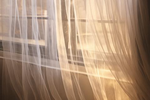 Studio Interior Design London использует тюль как инструмент зонирования пространства