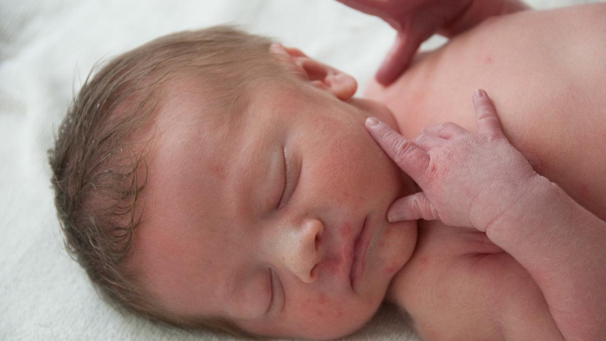 Младенец только родился