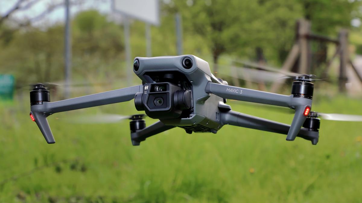 DJI-Drone Mavic 3 в полете DJI-Drone Mavic 3 в полете