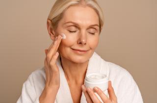 Поняла, почему кожа страдает даже после дорогих кремов: всему виной незнание биологии
