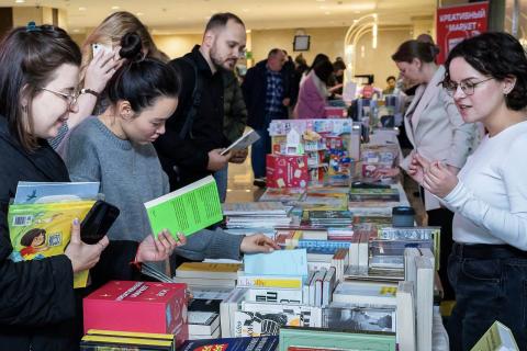 Более 200 книжных магазинов закрылись в России из-за конкуренции с маркетплейсами — Иванов