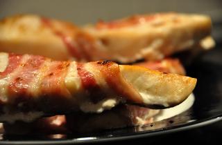 Запах стоял на всю кухню: попробовал этот способ — теперь бекон готовлю только так