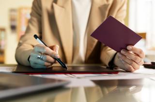 Мигрантов планируют проверять на родине до приезда в РФ — Коммерсантъ