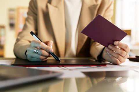 Мигрантов планируют проверять на родине до приезда в РФ — Коммерсантъ