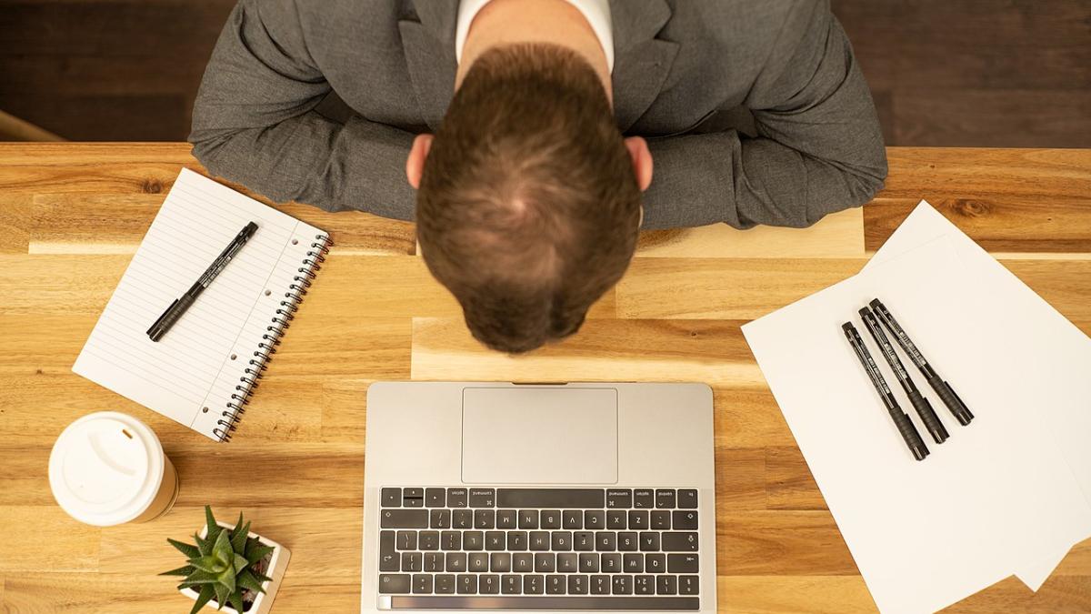 У человека болит шея во время работы