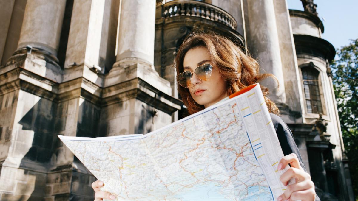 Женщина смотрит на карту