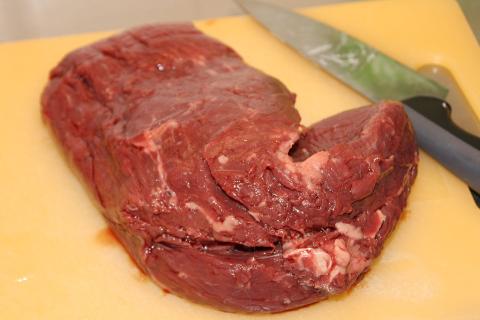 В Мурманске мужчина угрожал женщине ножом из-за шума при приготовлении мяса — возбуждено дело