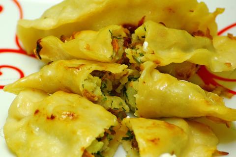 Жаль, раньше не знала: секрет, который делает вареники мягкими, а начинку — ароматной