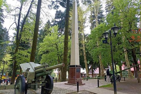 Один из воинских обелисков, расположенных на горных перевалах Сочи