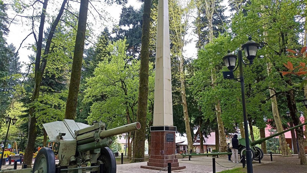 Один из воинских обелисков, расположенных на горных перевалах Сочи