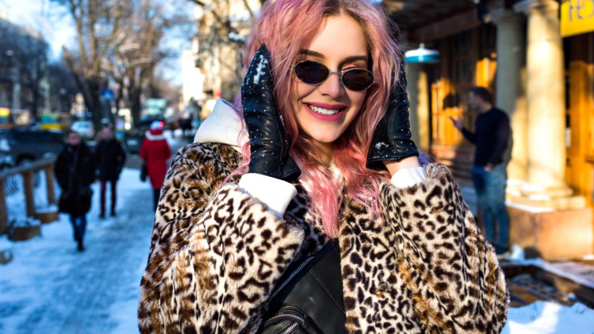 Девушка в леопардовой шубе