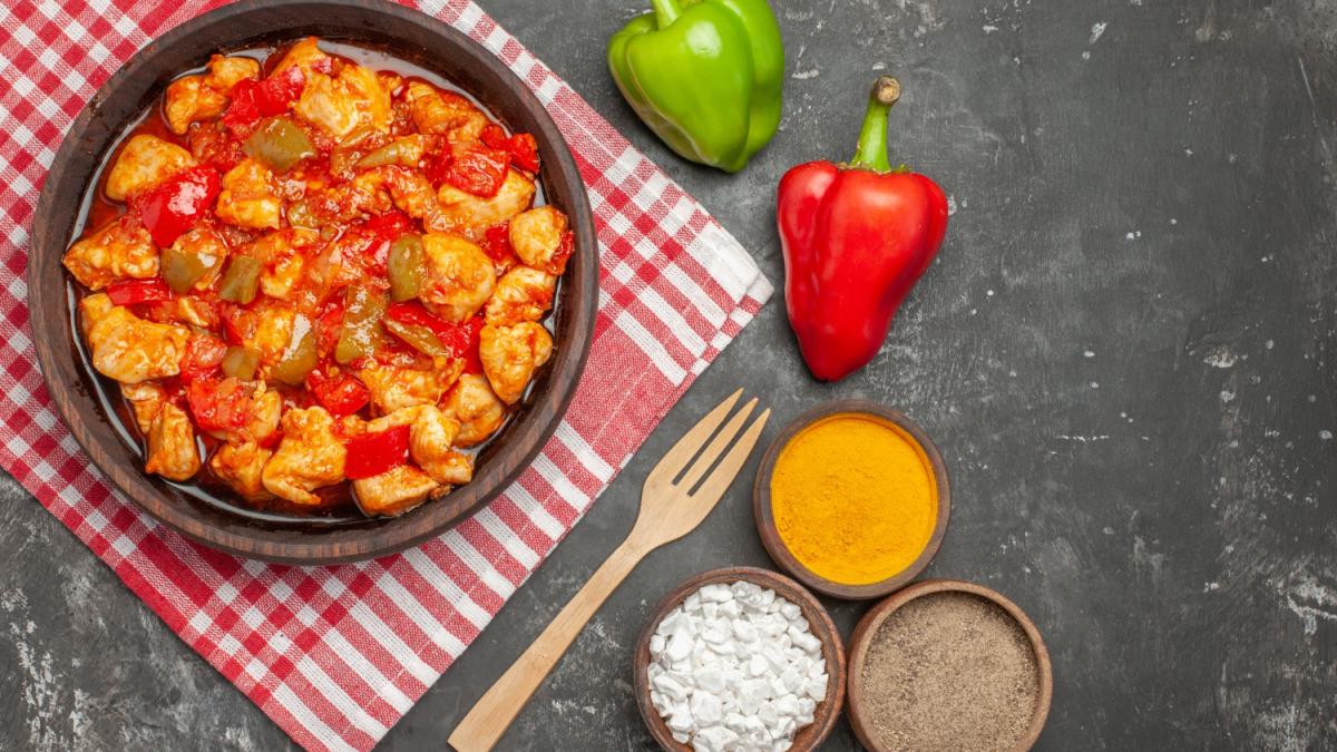 Пикантная курица с томатами и сладкой паприкой