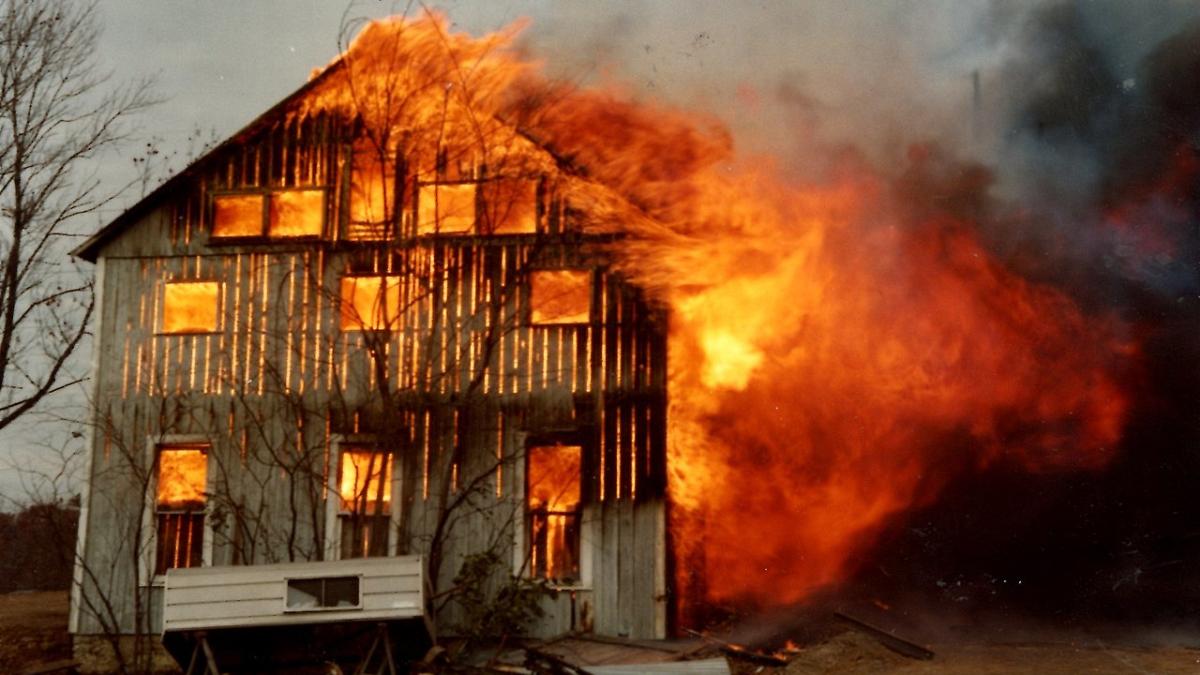 Горящий дом