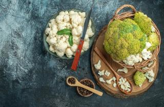 Свежая цветная капуста улучшила визуальный объём салата —  кулинары