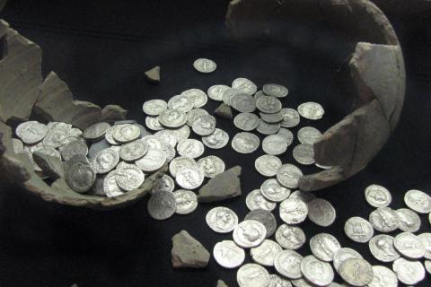 Житель Камчатки выставил коллекцию монет за 10 миллионов рублей