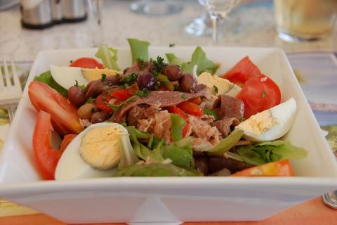 Северный вкус в тарелке: салат с омулем и черёмухой