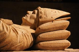 Обнаружен 300-летний склеп в Мартоке — BBC