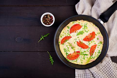 Беру обычные яйца — а на выходе ресторанный завтрак: секрет в одной горсти зелени