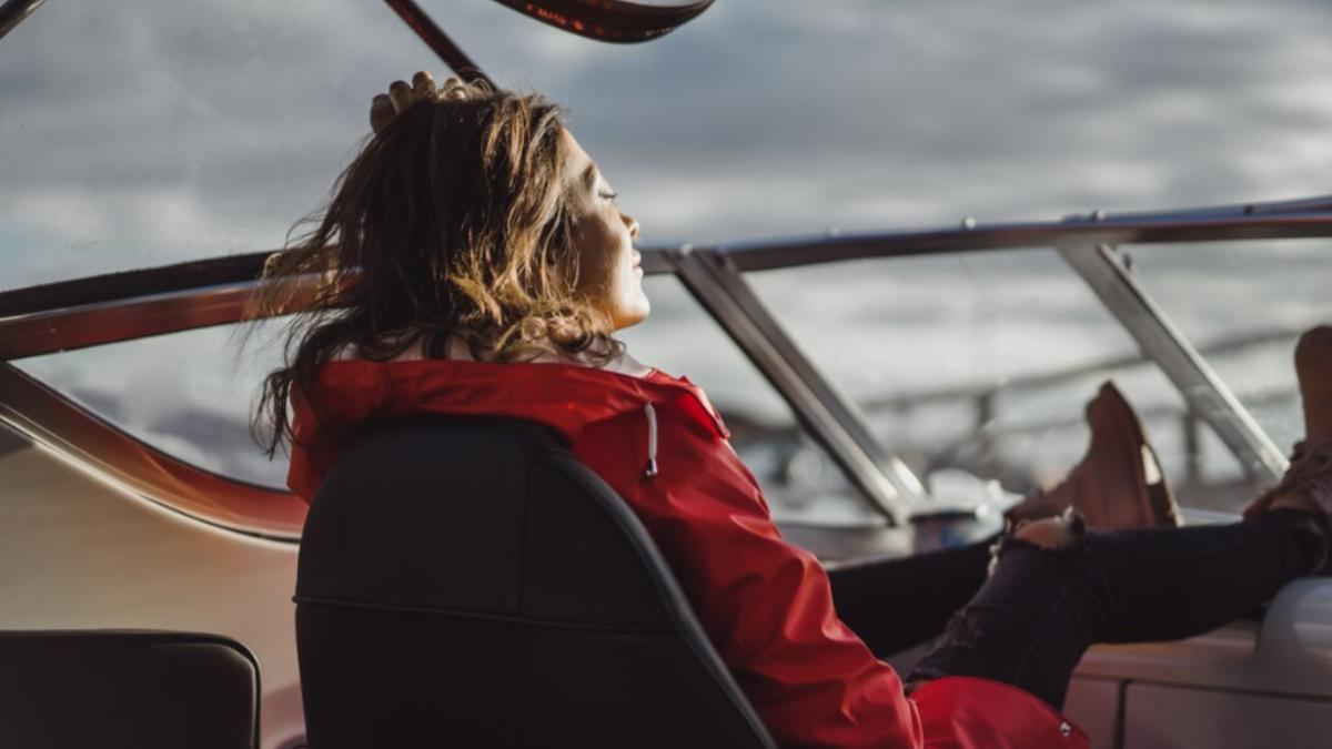 девушка на яхте на севере