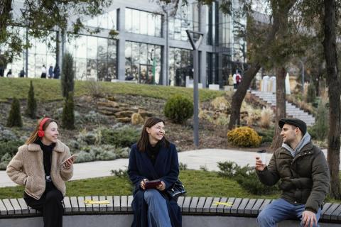 Шумная атмосфера сокращает комфортное время социализации — SELF