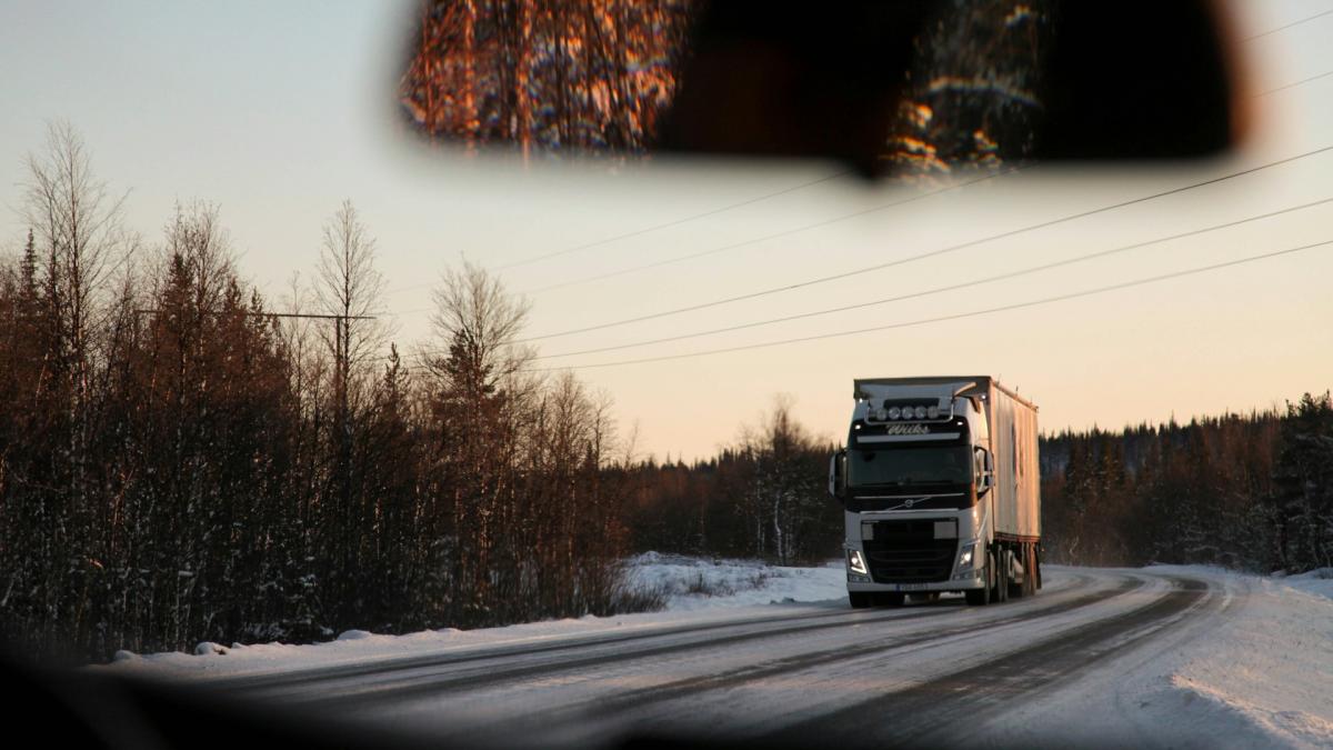 Грузовой автомобиль (фура) едет по трассе на закате