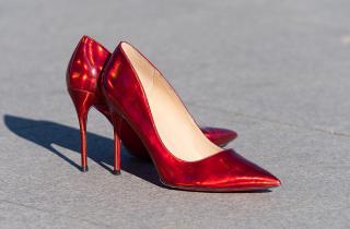 Бордовые туфли укрепили позиции как универсальная обувь сезона — стилисты