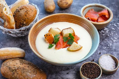 Кусок лосося, горсть лисичек — суп за полчаса с ресторанным вкусом
