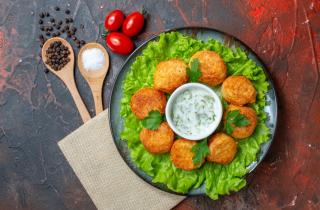 Обжариваю шарики из курицы и риса — и получаю ужин, как у мамы в детстве