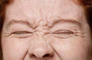 Огуречную маску наносят вокруг губ на 15–20 минут — косметологи