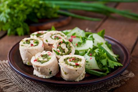 Курица сохранила сочность благодаря омлетному слою — кулинары