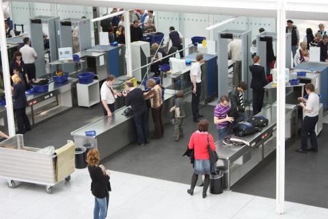 ЕС отменит правило 100 мл для жидкостей в ручной клади после установки новых сканеров