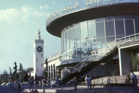 Сочи накрыло тревогой: туристов срочно уводят с пляжей, но дело не только в погоде