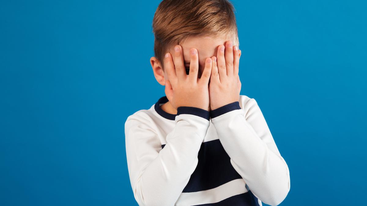 Мальчик закрыл лицо руками