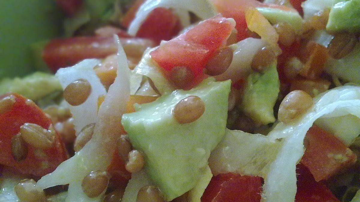 Салат с огурцами и горошком