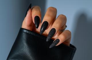 Черный маникюр с глиттером оживит ваш образ этой зимой — Лиза