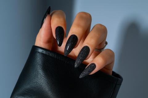 Черный маникюр с глиттером оживит ваш образ этой зимой — Лиза