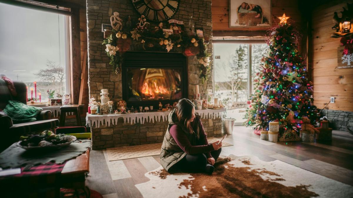 Фото камина и женщины