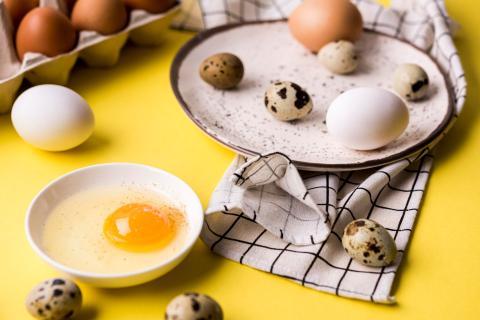 куриные и перепелиные яйца