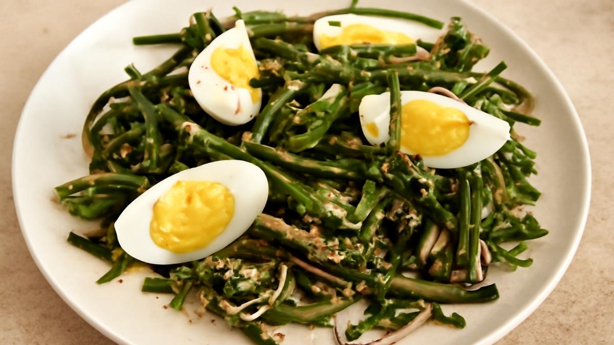 Салат из папоротника с яйцом и кунжутом
