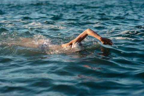 Заплыв, от которого стынет кровь: температура воды +4, а она плывёт с флагом в руке
