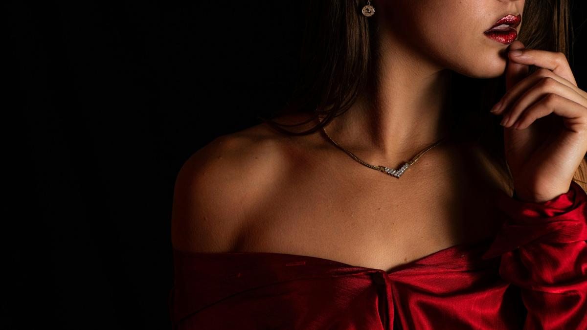 Девушка с вечернем платье с декольте Девушка с вечернем платье с декольте