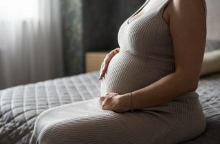 Врачи: бандаж снижает нагрузку на поясницу при беременности, но требует перерывов