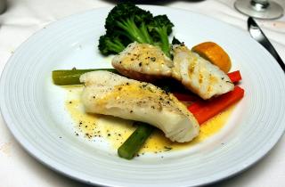 Беру берёзовый сок и немного горчицы — рыба получается сочной, будто приготовлена на костре