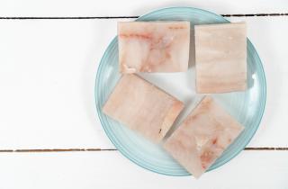 Минтай получил мягкий вкус благодаря луково-сливочному маринаду — кулинары