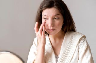 Стоит ли тратить деньги на крем для глаз: честное мнение врача о том, что он делает на самом деле