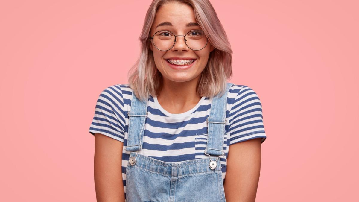 Девушка в брекетах