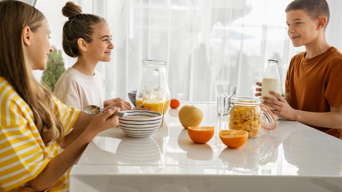 Дети за столом