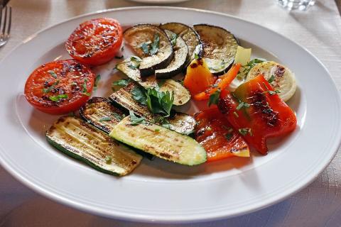 Запекание овощей в фольге сохраняет их полезные свойства — гастроэнтерологи