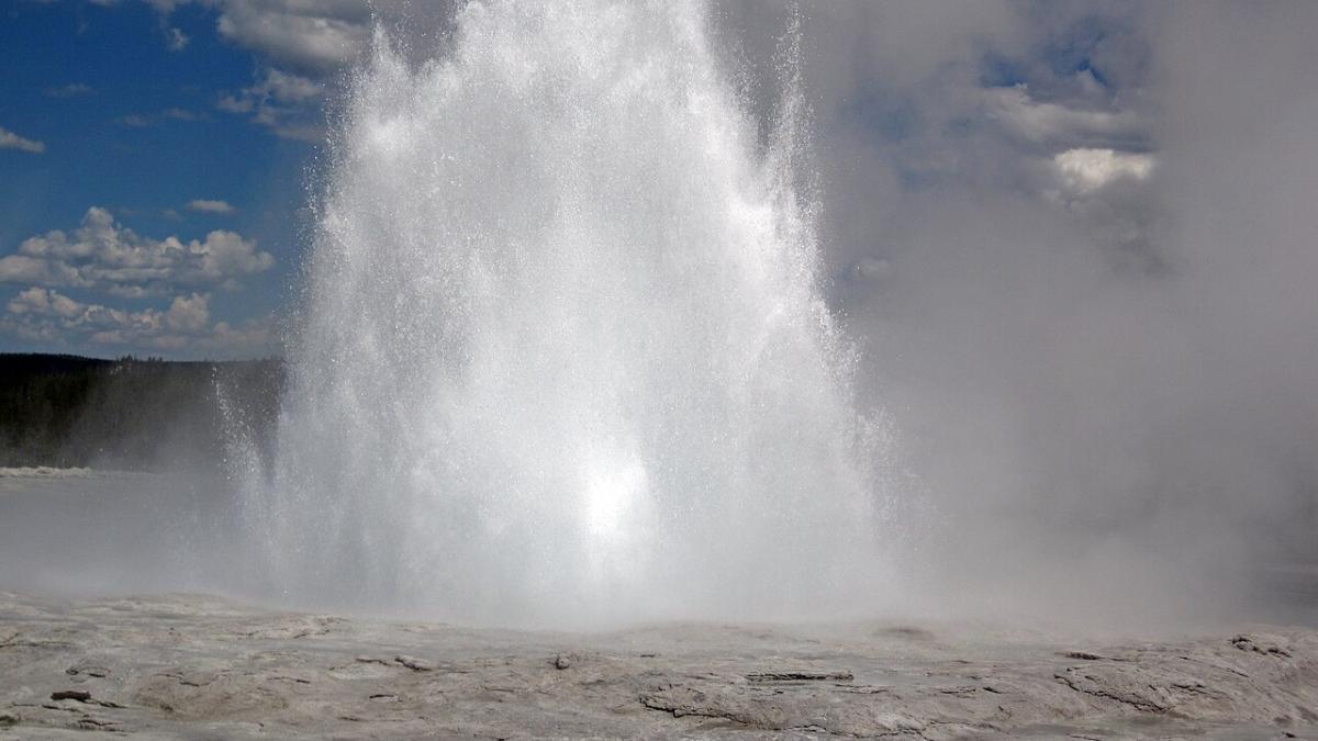 Извержение гейзера